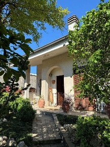 Foto Villa bifamiliare a Paderno Dugnano Cassina Amata di 250 m² in vendita