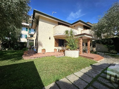 Foto Villa unifamiliare a Massa Centro di 270 m² con 8 locali in vendita