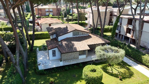 Foto Villa unifamiliare a Camaiore Camaiore Paese di 240 m² con 12 locali
