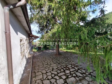 Foto Rustico a Buti Centro di 300 m² con 4 locali in vendita