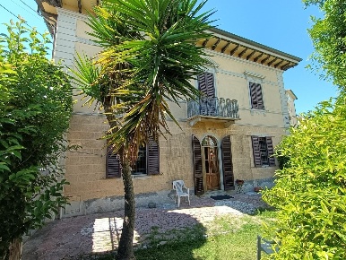 Foto Villa unifamiliare a Pisa Landi di 325 m² con 16 locali in vendita