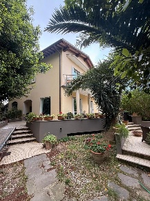 Foto Villa unifamiliare a Livorno Calzabigi di 530 m² con 13 locali
