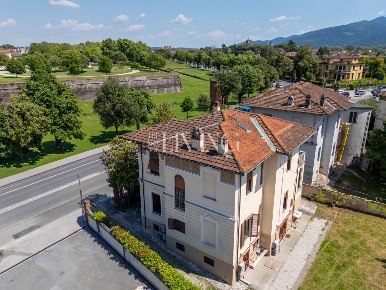 Foto Villa unifamiliare a Lucca Sant'Anna di 375 m² con 13 locali