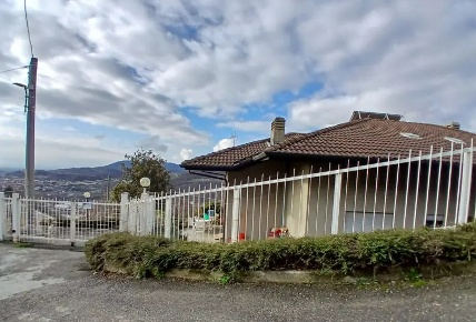 Foto Villa unifamiliare a Cuorgnè di 180 m² con 7 locali in vendita