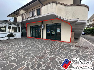 Foto Locale commerciale in VIA S.Magno, Fondi Centro di 160 m² con 2 locali