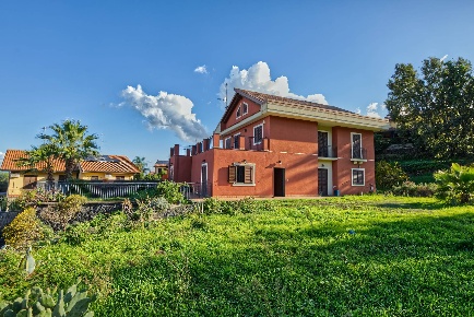 Foto Villa unifamiliare in via Cava 39, Viagrande di 520 m² con 10 locali