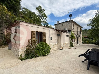 Foto Casa indipendente in Via Montenero 38, Arpino di 117 m² con 6 locali