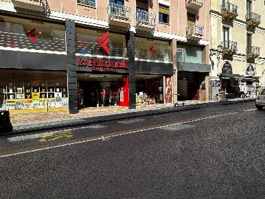 Foto Locale commerciale in via etnea 347, Catania Borgo di 100 m²