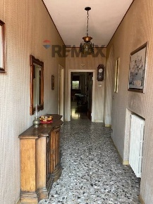 Foto Villa unifamiliare in via giobetti, Barga Centro di 375 m² in vendita