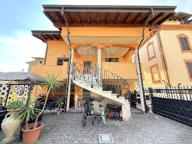 Foto Villa unifamiliare in Via XXV Aprile, Lodi Vecchio Centro di 255 m²