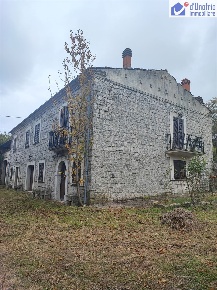 Foto Rustico a Jelsi di 300 m² con 10 locali in vendita