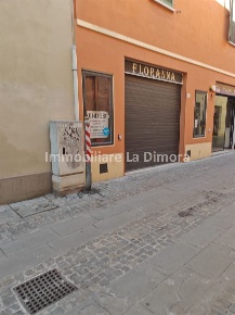 Foto Negozio a Imola di 83 m² con 2 locali in vendita