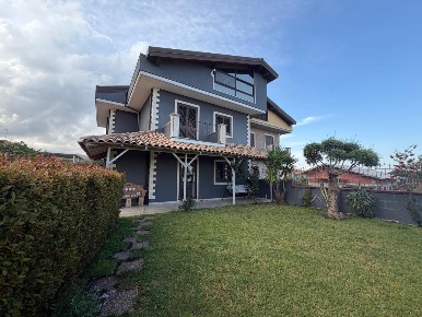 Foto Villa unifamiliare a Mascalucia Centro di 165 m² con 6 locali