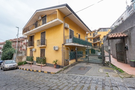 Foto Appartamento in Via Scale Sant'Anna 70, Aci Catena Centro di 100 m²