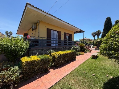 Foto Villa unifamiliare a Mascalucia Centro di 220 m² con 8 locali