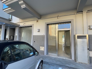 Foto Locale commerciale in Via Maio Mariano 83, Milazzo Centro di 96 m²
