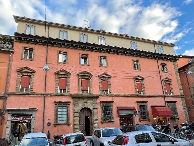 Foto Ufficio in piazza Galileo Galilei 4, Bologna Centro Storico di 240 m²