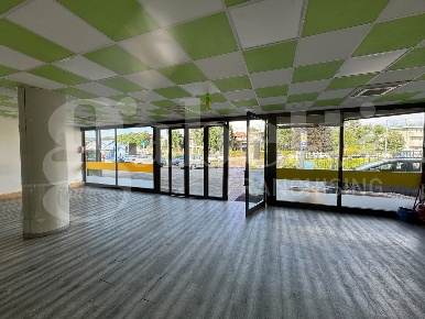 Foto Negozio in Via Lecco 45, Mozzo Centro di 200 m² con 1 locali