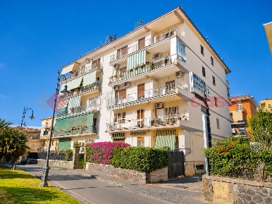 Foto Appartamento in Via Quattro Novembre 8, Portici di 105 m² con 3 locali