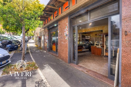 Foto Locale commerciale in Via Di Monteverde, Roma di 216 m² in vendita