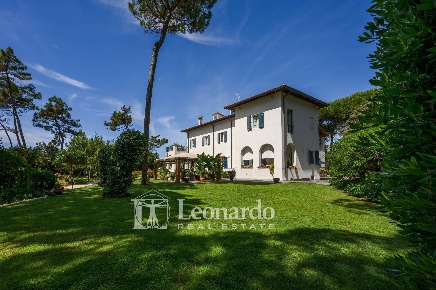 Foto Villa unifamiliare in viale Italico, Forte dei Marmi Vittoria Apuana