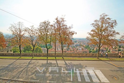 Foto Appartamento in viale delle mura, Bergamo Città Alta di 310 m²
