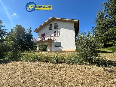 Foto Casa indipendente a Torricella Sicura di 350 m² con 5 locali