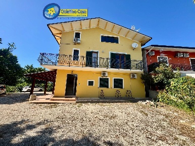 Foto Casa indipendente in castrogno, Teramo di 400 m² con 15 locali