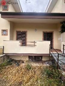 Foto Villa a schiera in Via Elmas, Fiumicino Aranova di 55 m² con 4 locali