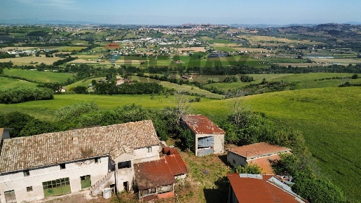 Foto Rustico in Via Contrada Bore Di Tenna 48, Fermo di 140 m² con 4 locali