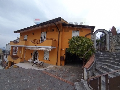 Foto Case semi ndipendenti in PIAZZA CROCI 44, San Lupo di 275 m²