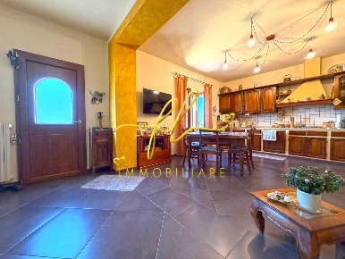 Foto Appartamento a Castellina Marittima di 137 m² con 5 locali in vendita