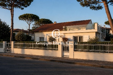 Foto Villa unifamiliare a Forte dei Marmi Centro di 145 m² con 6 locali