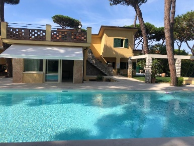 Foto Villa unifamiliare a Pietrasanta di 440 m² con 9 locali in vendita