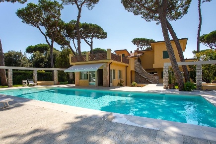 Foto Villa unifamiliare a Pietrasanta di 440 m² con 9 locali in vendita