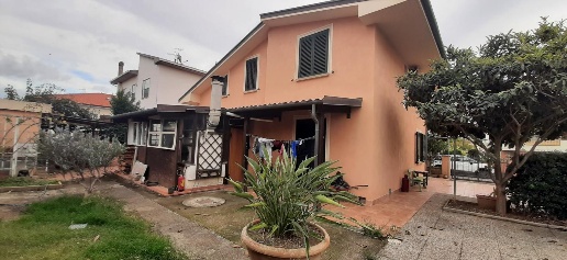 Foto Casa indipendente a Rosignano Marittimo Vada di 190 m² con 7 locali