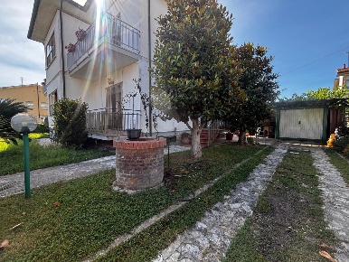Foto Villa bifamiliare a Pisa San Piero di 180 m² con 5 locali in vendita