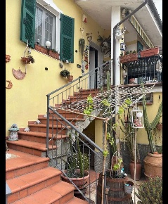 Foto Casa indipendente a Brugnato Centro di 200 m² con 10 locali in vendita