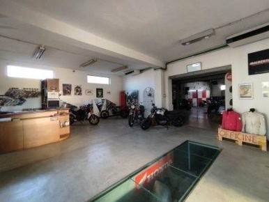 Foto Capannone industriale a Desio di 539 m² con 5 locali in vendita