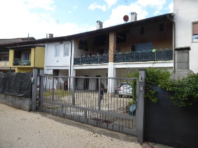 Foto Case semi ndipendenti a Fornovo San Giovanni di 358 m² con 5 locali
