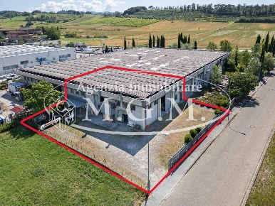 Foto Capannone industriale a Terricciola di 350 m² con 3 locali in vendita