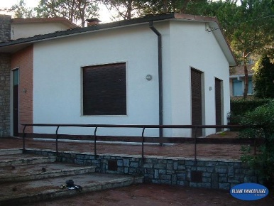 Foto Villa unifamiliare a Camaiore Lido di Camaiore di 202 m² con 7 locali