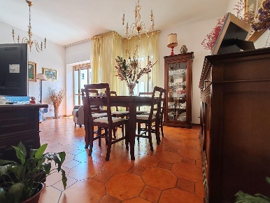 Foto Appartamento a Massa Centro di 90 m² con 5 locali in vendita