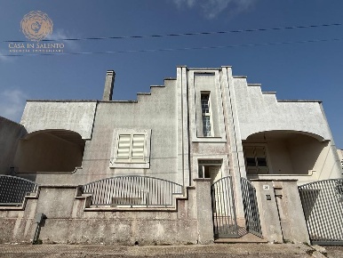 Foto Casa indipendente a Castrignano del Capo Centro di 243 m² in vendita