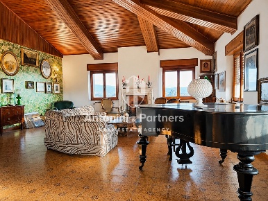 Foto Appartamento in Via Angelo Cortesi, Todi Centro di 338 m² con 8 locali