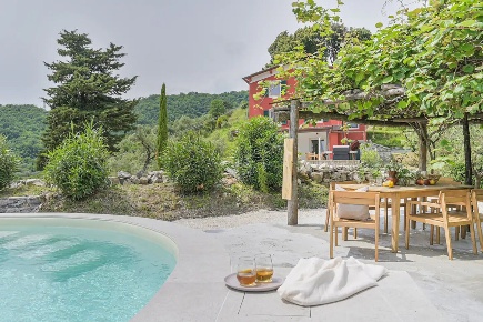 Foto Casale a Fosdinovo di 220 m² con 8 locali in vendita