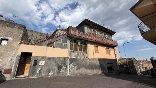 Foto Villa bifamiliare in Via Mentana 58, Nicolosi di 310 m² con 14 locali