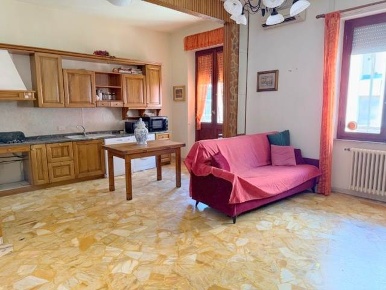 Foto Appartamento a Follonica Centro di 100 m² con 5 locali in vendita