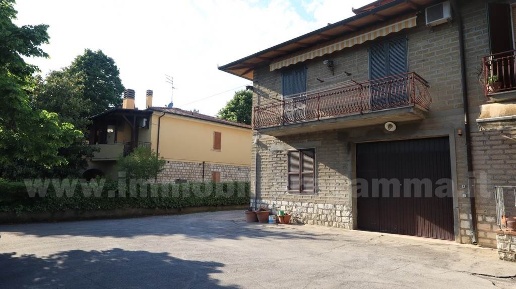 Foto Villa bifamiliare a Sinalunga di 311 m² con 6 locali in vendita