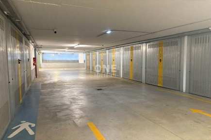 Foto Garage in VIA POLIZIANO SNC, Monza Cederna di 15 m² con 1 locali